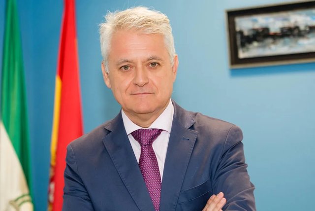 El pregonero de la Semana Santa de Sevilla 2024, Juan Miguel Vega, con el presidente del Consejo, Francisco Vélez, en la sede del Consejo.