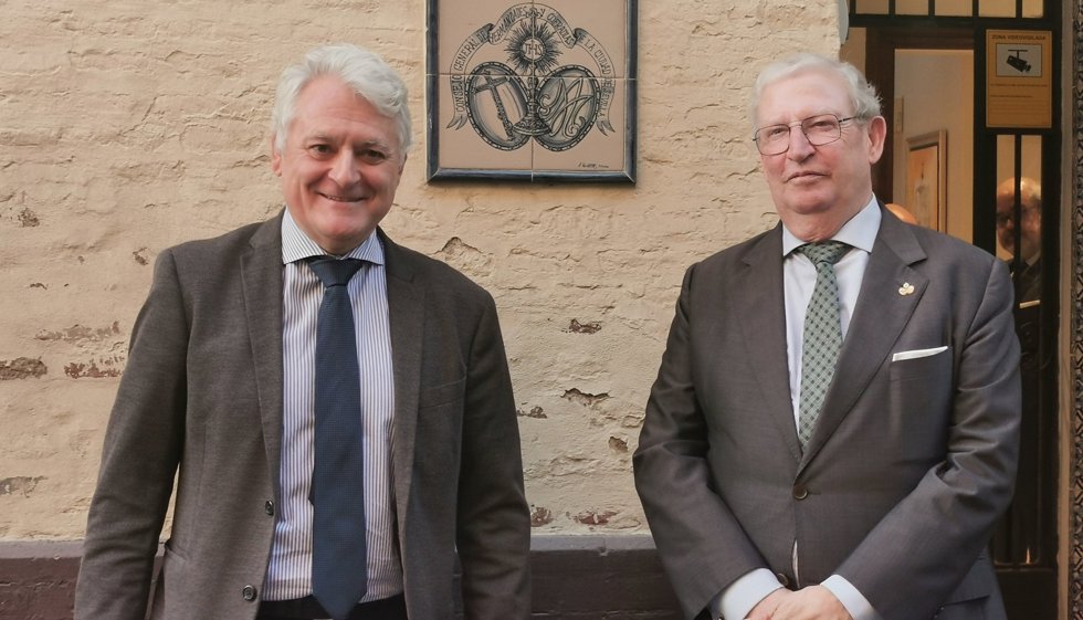 El pregonero de la Semana Santa de Sevilla 2024, Juan Miguel Vega, con el presidente del Consejo, Francisco Vélez, en la sede del Consejo.