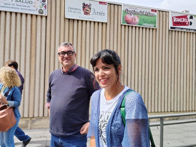 Archivo - El candidato de la formación a la Alcaldía de Granada, Paco Cabello, junto a Teresa Rodríguez, en la campaña de las pasadas municipales