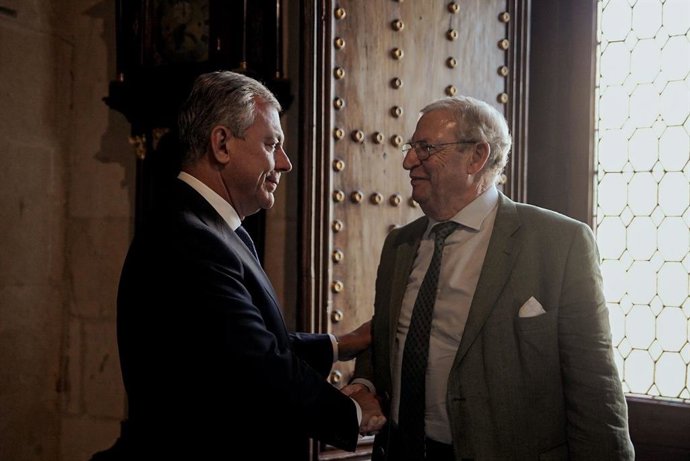 El alcalde de Sevilla, José Luis Sanz, a la izquierda, saluda al presidente del Consejo de Hermandades y Cofradías de Sevilla, Francisco Vélez.