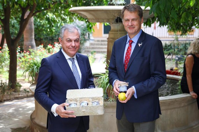 De izquierda a derecha, el alcalde de Sevilla, José Luis Sanz, y el embajador británico, sir Hugh Elliott, con las mermeladas hechas por la Casa Real inglesa con naranjas amargas del Alcázar.