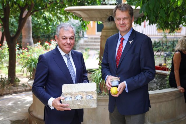 De izquierda a derecha, el alcalde de Sevilla, José Luis Sanz, y el embajador británico, sir Hugh Elliott, con las mermeladas hechas por la Casa Real inglesa con naranjas amargas del Alcázar.