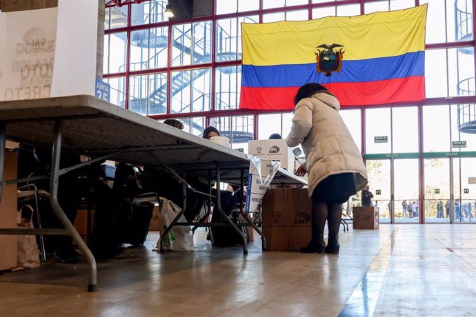 Archivo - Ciudadanas ecuatorianas votan