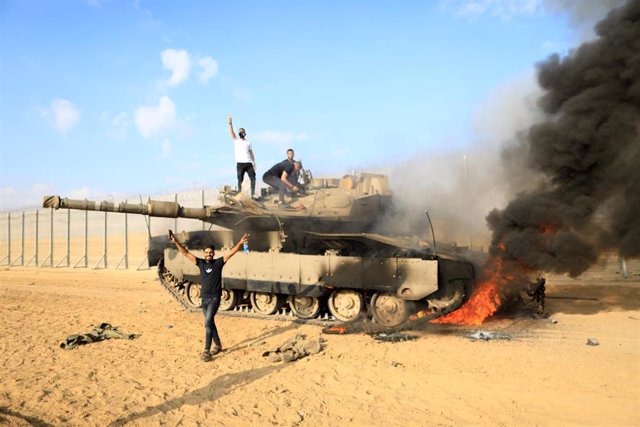 Palestinos sobre un carro de combate israelí en la frontera de la Franja de Gaza