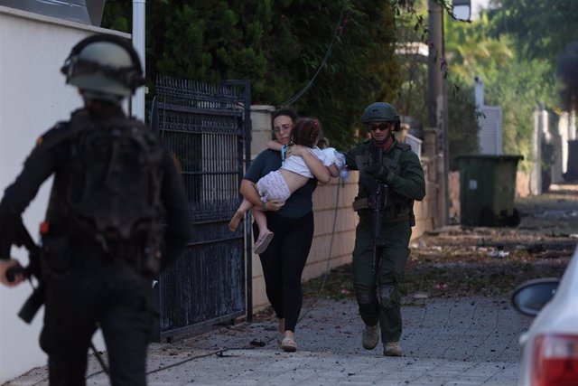 Militares isarelíes cerca de la frontera de Gaza