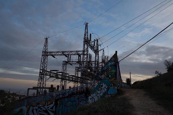 Archivo - Tendido eléctrico, a 31 de diciembre de 2022, en Barcelona, Cataluña (España). El precio de la luz para los clientes de tarifa regulada vinculados al mercado mayorista ha cerrado 2022 en 209,4 euros por megavatio hora (MWh) de media, por lo qu