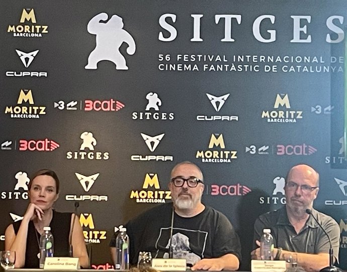 La productora Carolina Bang, el director Álex de la Iglesia i el guionista Jorge Guerricaechevarría, en la presentació de la segona temporada de '30 monedas' en el Festival de Sitges
