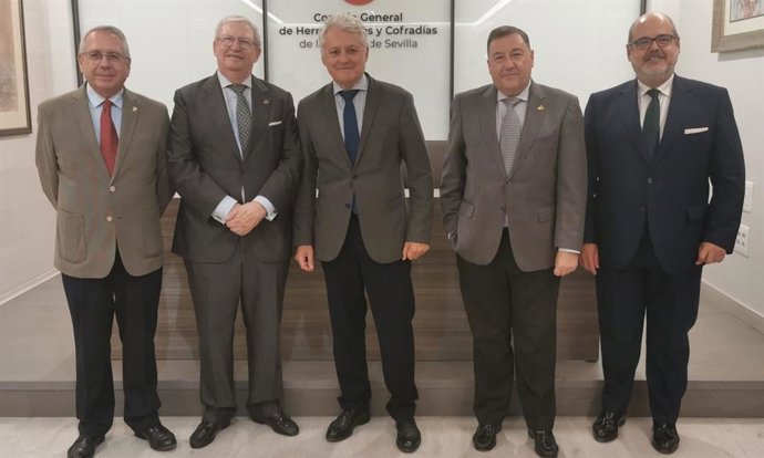 El pregonero de la Semana Santa de Sevilla, Juan Miguel Vega, en el centro de la imagen arropado por miembros del Consejo de Hermandades y Cofradías de Sevilla.