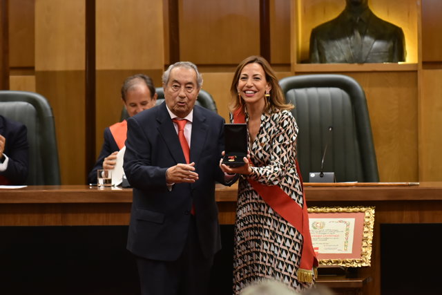 La alcaldesa de Zaragoza, Natalia Chueca, y el presidente de la empresa Carreras Grupo Logístico, Miguel Carreras,