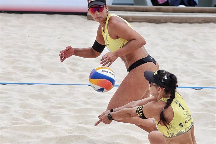 Lili Fernández y Paula Soria, durante el Mundial de vóley playa en Tlaxcala.