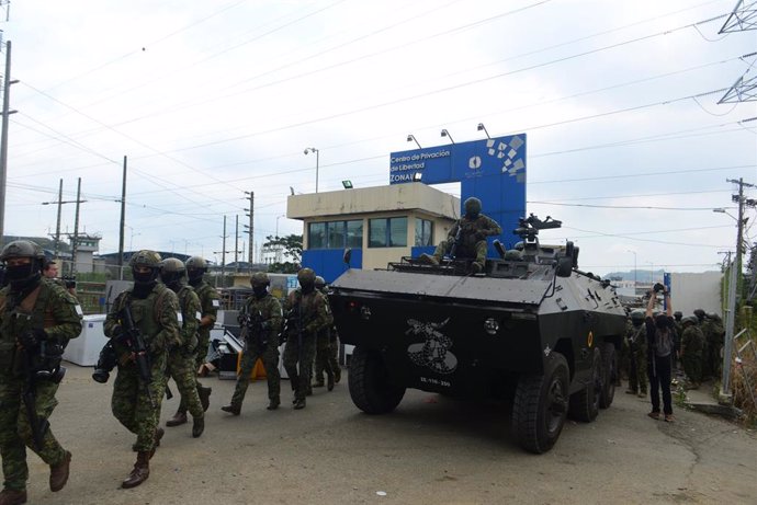 Archivo - Militares entrando en una cárcel de Guayaquil tras el asesinato del candidato presidencial Fernando Villavicencio