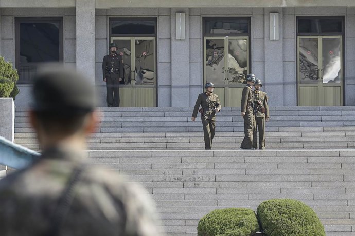 Archivo - April 18, 2018 - Paju, GYEONGGI, SOUTH KOREA - April 18, 2018-Pamunjom, South Korea-North Korean security guard stand watch to south area visitors before the military demarcation line during a press tour to the border truce village of Panmunjo