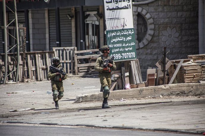 Archivo - August 20, 2023, Nablus, West bank, Palestine: Israeli army forces intensify their presence in the town of Hawara and the surrounding villages, near the shooting site of two Israeli settlers during intensive searches for the attacker, south of