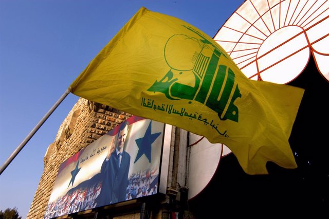 Archivo - April 9, 2019, Damascus, Syria: Hezbollah flag and a poster of Bashar Al Assad seen at Hamadiyya souk in Damascus.