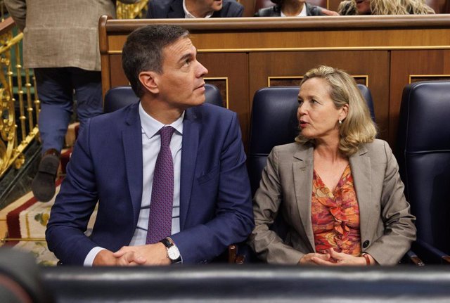 El presidente del Gobierno en funciones, Pedro Sánchez y la vicepresidenta primera y ministra de Economía y Transformación Digital en funciones, Nadia Calviño, durante la segunda votación de la investidura del líder del Partido Popular, en el Congreso.