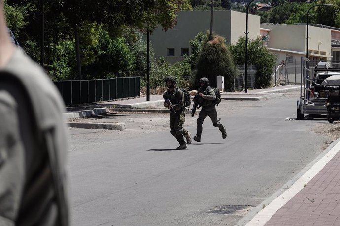 Archivo - May 31, 2023, Betzet, Israel: IDF soldiers drill a response to a Hezbollah attempt to infiltrate Israeli towns along its northern border. As tensions escalate with Iran and its Lebanese proxy Hezbollah, Israeli military analysts suggest an eve