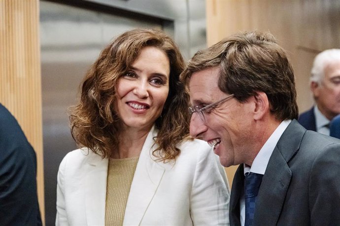 La presidenta de la Comunidad de Madrid, Isabel Díaz Ayuso, y el alcalde de Madrid, José Luis Martínez-Almeida, a su llegada al Foro ABC