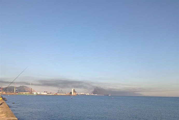 Humo procedente del incendio del Puerto de Bilbao