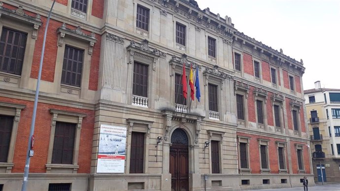 Archivo - Foto de archivo de la fachada del Parlamento de Navarra