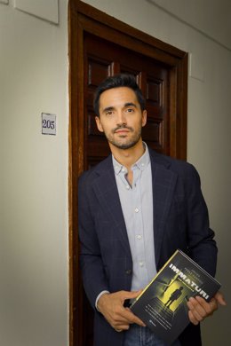 El autor Javier Pérez Campos, en la habitación 205 del Parador de Mérida