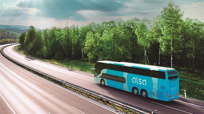 Archivo - Autobús de Alsa en carretera