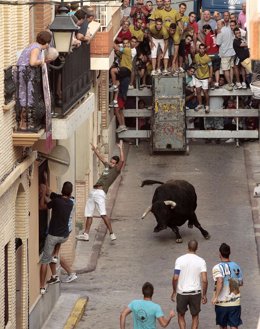 Archivo - Festejo taurino de 'bous al carrer' en Puol en imagen de archivo