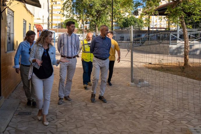 El diputado provincial de Infraestructuras, Arquitectura, Caminos y Carreteras, Manuel Cayuela, acompañado por los responsables técnicos del proyecto en la Diputación, el Ayuntamiento de Huelva y la empresa adjudicataria.