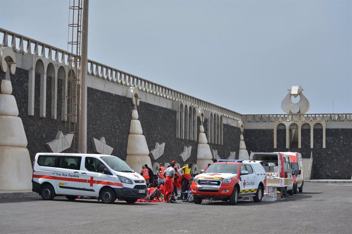 Varias personas son atendidas por los servicios sanitarios, en el muelle de La Restinga, a 4 de octubre de 2023, en El Hierro, Islas Canarias (España). Durante el día de hoy, 4 de octubre, Salvamento Marítimo ha interceptado cerca de El Hierro un cayuco