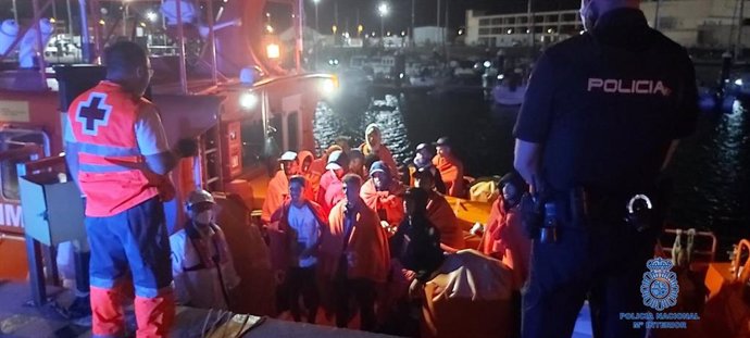 Llegada de 16 ciudadanos marroquíes a Puerto América, en Cádiz.