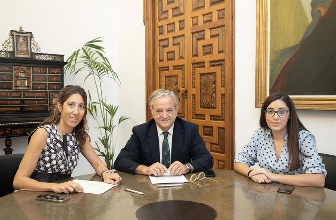 El presidente de la institución provincial, Salvador Fuentes, en el momento de la firma de las dos operaciones de crédito con las entidades Cajasur y Caja Rural del Sur.
