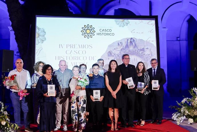 Foto de familia con motivo de los premios entregados por la asociación de vecinos Casco Histórico de Almería capital.