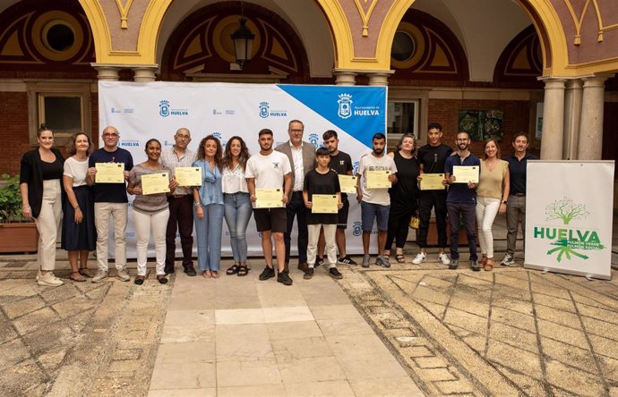 El concejal de Servicios Sociales, Familias y Accesibilidad del Ayuntamiento de Huelva, José Manuel Moreno, y la directora de la Fundación Don Bosco, Teresa Borrero, han presidido el acto en el patio consistorial tras finalizar los dos itinerarios.