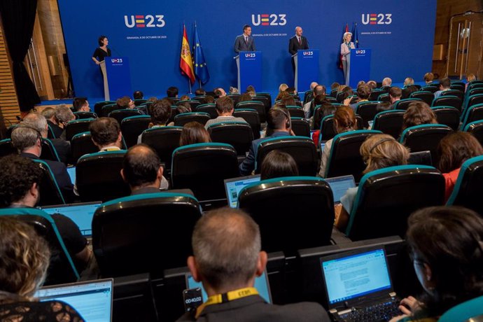 El presidente del Gobierno en funciones, Pedro Sánchez; la presidenta de la Comisión Europea, Ursula von der Leyen, y el presidente del Consejo Europeo, Charles Michel, durante la III Cumbre de la Comunidad Política Europea, en Granada.