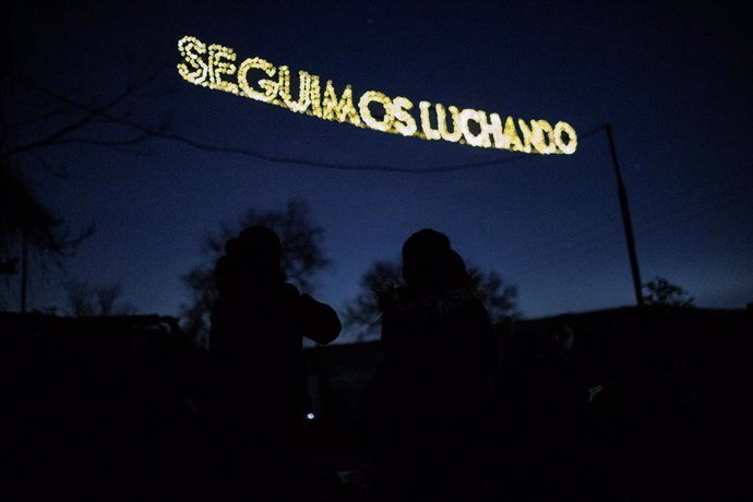 Archivo - Guirnaldas alimentadas con energía solar, encendidas por los vecinos de la Cañada Real.