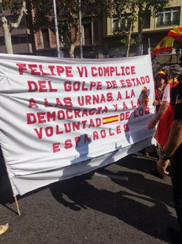Pancarta contra el rei Felip VI apartada de la capalera