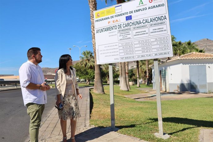 La subdelegada del Gobierno en Granada, Inmaculada López Calahorro, acompañada del alcalde de la entidad local autónoma de Carchuna-Calahonda, Juan Alberto Ferrer, ha visitado este municipio para conocer las obras que se han desarrollado en 2022.