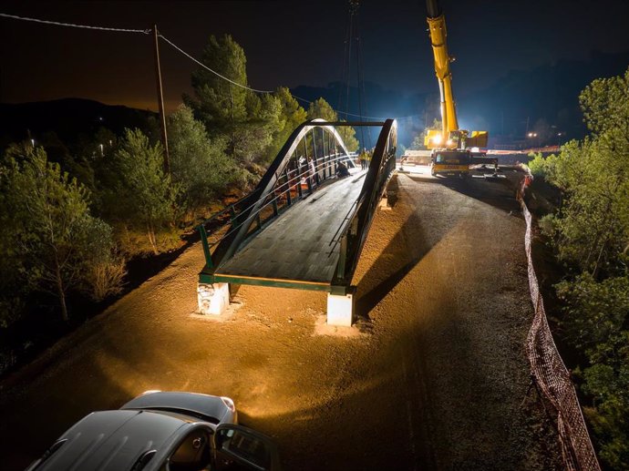 Infraestructuras instala la nueva pasarela sobre la CV-329 para dar continuidad a la Vía Verde de Ojos Negros