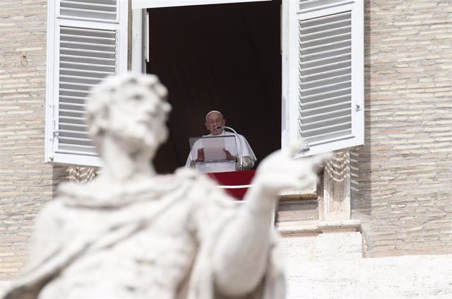 El Papa Francisco en el Ángelus en la plaza de San Pedro del Vaticano.