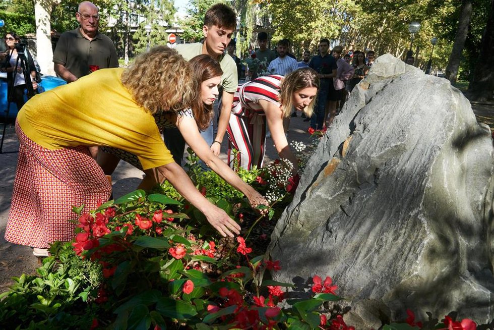Acto de homenaje en el monolito en recuerdo al dirigente socialista, Fernando Buesa, y su escolta, Jorge Díez, asesinados por ETA