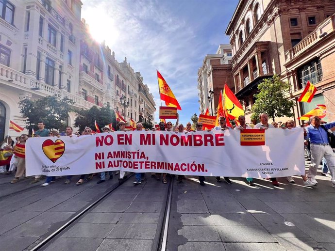 Lema de la pancarta que ha abierto la manifestación contra la amnistía, que ha partido desde la Puerta de Jerez hasta la Plaza Nueva de Sevilla capital.