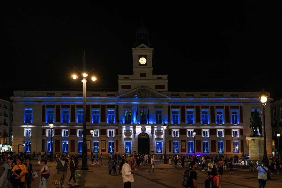 La Real Casa de Correos se ilumina con los colores de la bandera de Israel