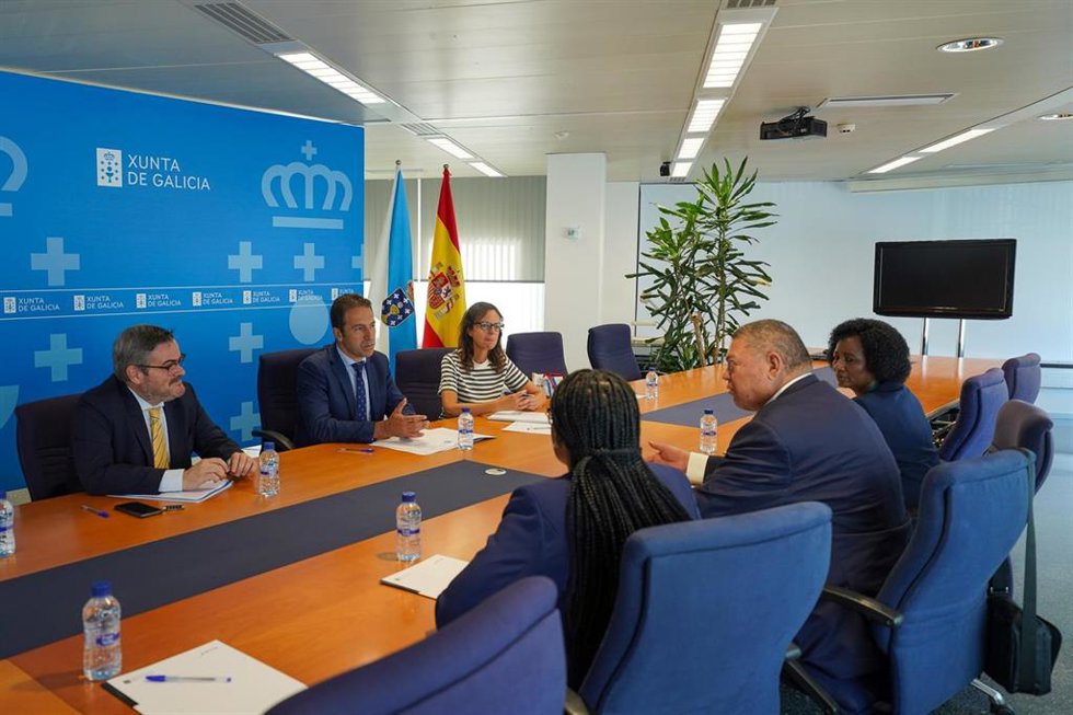 El conselleiro do Mar, Alfonso Villares, en su reunión con el ministro de Pesca y Recursos Marinos de Namibia, Drek J. Klazen.