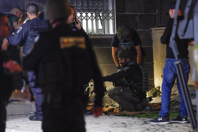 Archivo - SDEROT (ISRAEL), May 10, 2023  -- Israeli police and explosive experts check an area hit by a rocket fired from the Gaza strip, in a neighborhood of Sderot, southern Israel, on May 10, 2023. Tens of rockets were fired by Palestinian militants in