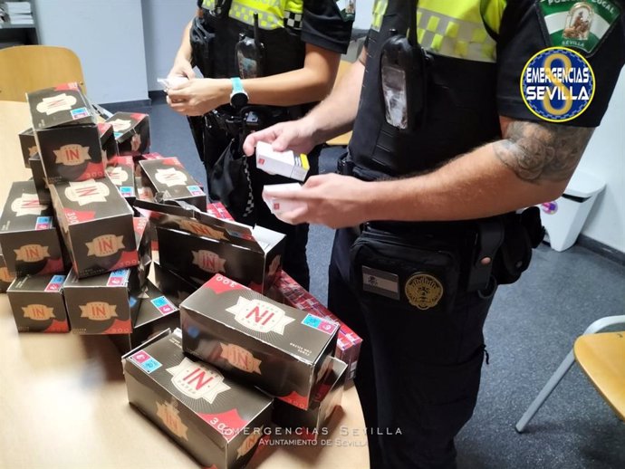 Cajetillas de tabaco de contrabando intervenidas en una tienda del Distrito Cerro Amate de Sevilla.