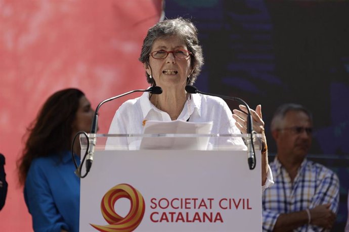 La presidenta de la Sociedad Civil Catalana, Elda Mata, interviene durante una manifestación de SCC contra la amnistía, a 8 de octubre de 2023, en Barcelona, Catalunya (España). Sociedad Civil Catalana ha convocado una manifestación contra la amnistía y