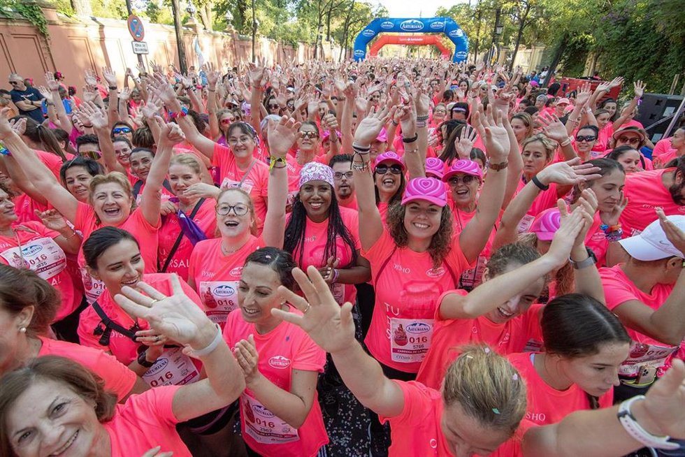 Participantes en la 'Marea Rosa' que ha inundado este domingo las calles de Sevilla con motivo de la Carrera de la Mujer.