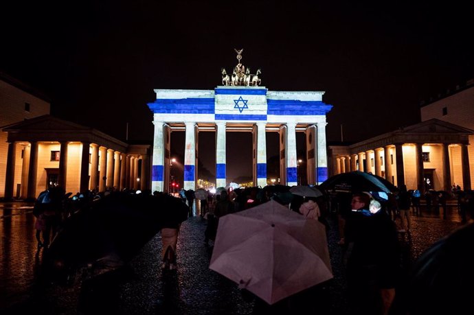 La puerta de Brandemburgo con los colores de la bandera israelí