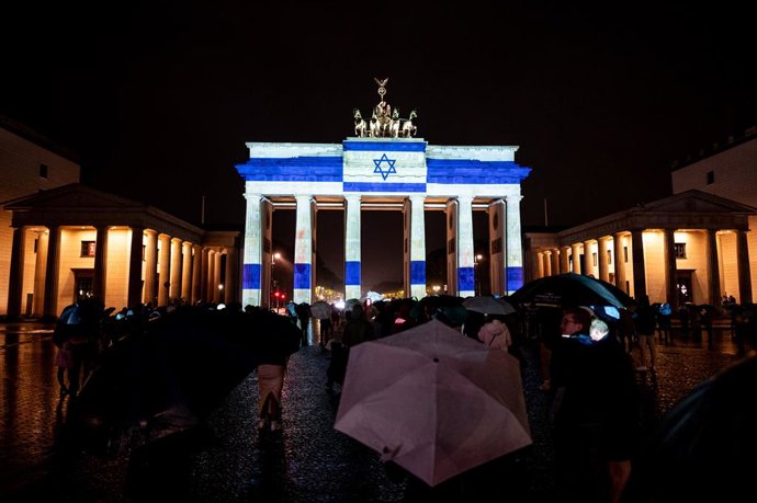 07 October 2023, Berlin: A view of the Brandenburg Gate lit up in the Israeli flag in solidarity overnight following the devastating Hamas attack on Saturday. Photo: Fabian Sommer/dpa