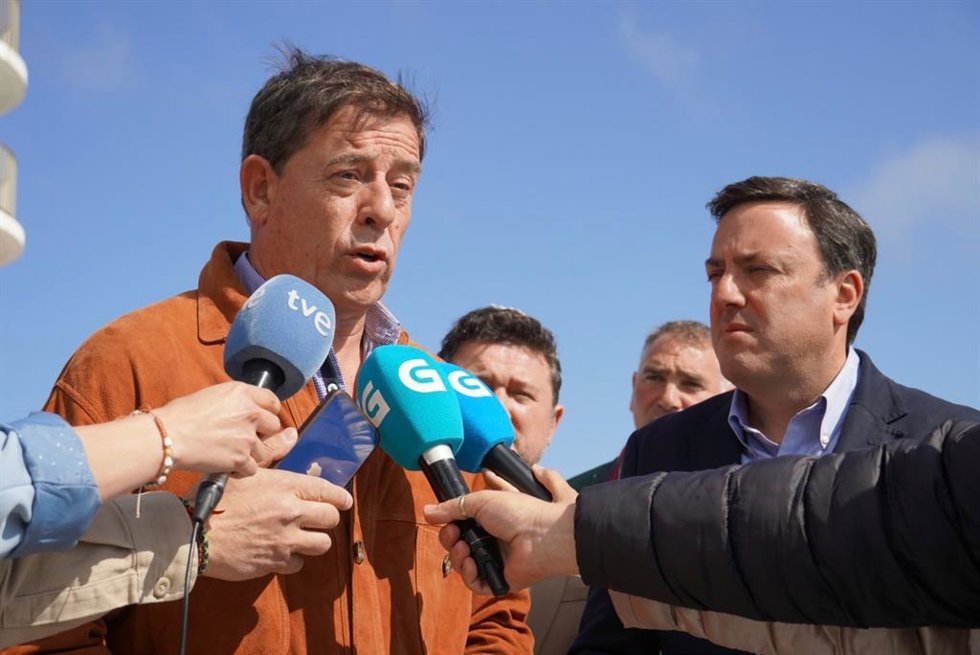 Archivo - José Ramón Gómez Besteiro, y el secretario xeral del PSdeG, Valentín González Formoso, en declaraciones a los medios