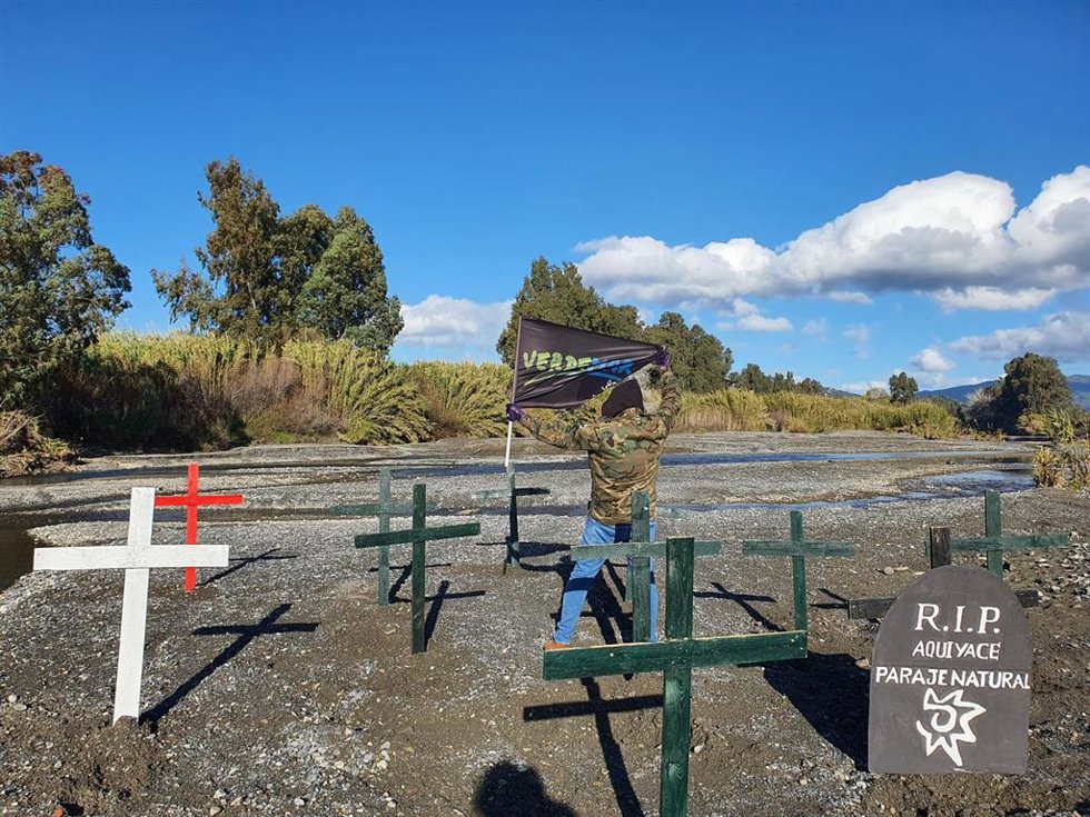 Protesta de Ecologistas en Acción en el Guadiaro, en la provincia de Málaga.